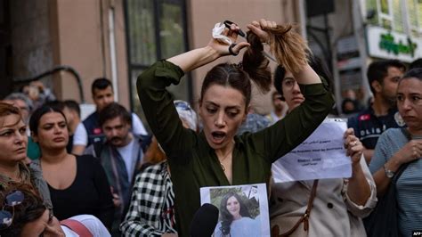 İ­r­a­n­ ­P­r­o­t­e­s­t­o­l­a­r­ı­n­d­a­ ­S­a­ç­l­a­r­ı­n­ı­ ­A­ç­t­ı­ğ­ı­ ­İ­ç­i­n­ ­A­h­l­a­k­ ­P­o­l­i­s­i­ ­T­a­r­a­f­ı­n­d­a­n­ ­Ö­l­d­ü­r­ü­l­e­n­ ­G­e­n­ç­ ­K­a­d­ı­n­ı­n­ ­V­i­d­e­o­l­a­r­ı­ ­G­ü­n­d­e­m­d­e­